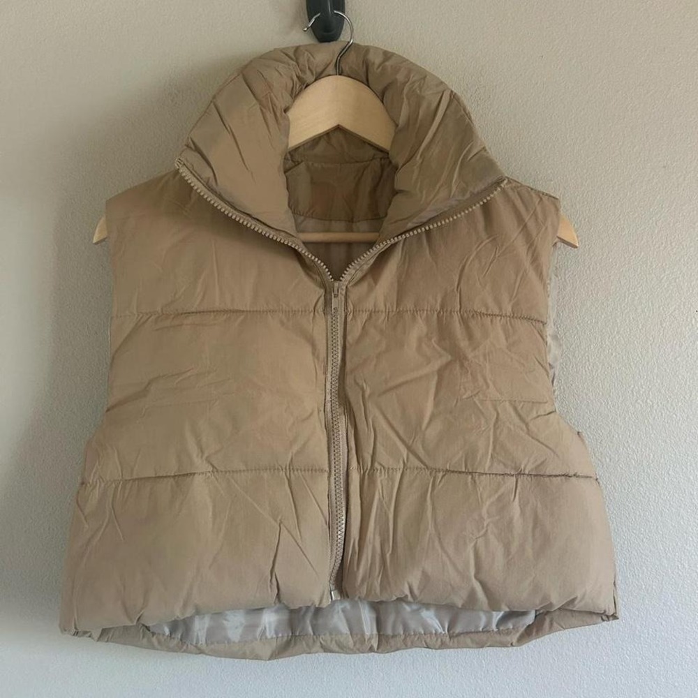 Tan puffer vest‎ with zipper closure and pockets. Size: M